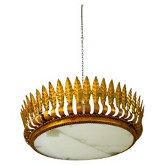 Große spanische Crown Sunburst-Leuchte aus vergoldetem Metall und Mattglas, um 1950