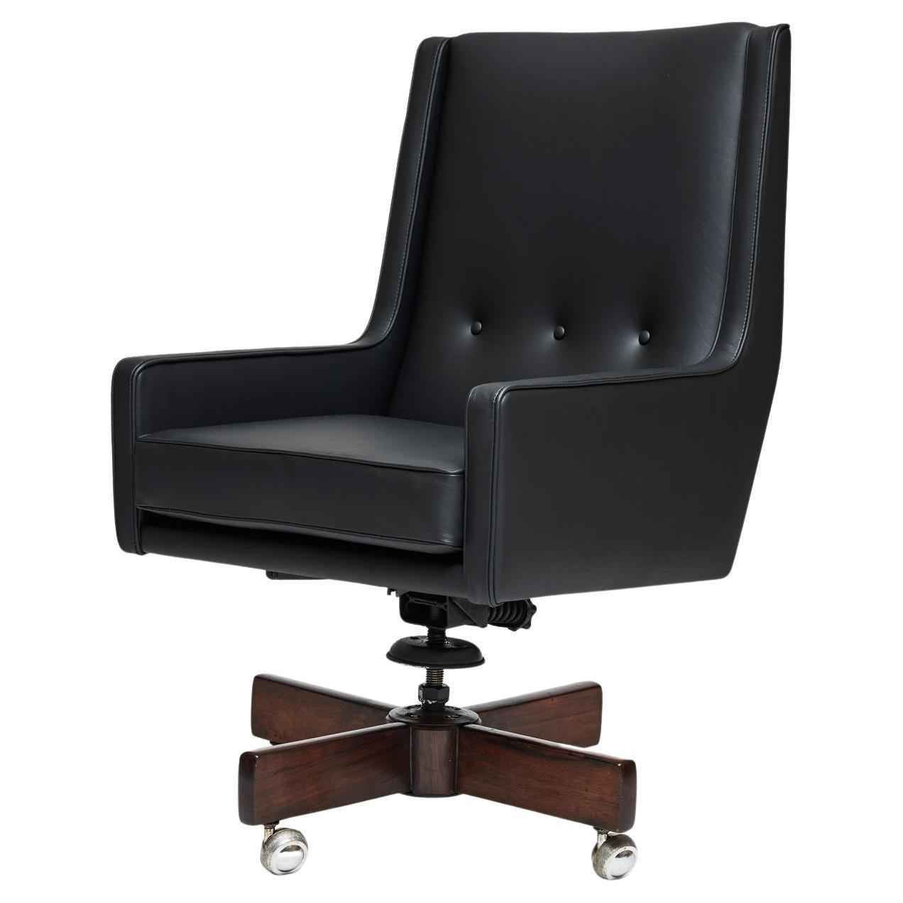 Mid-Century Modern Swivel Armchair in Black Leather by Sergio Rodrigues, Brazil