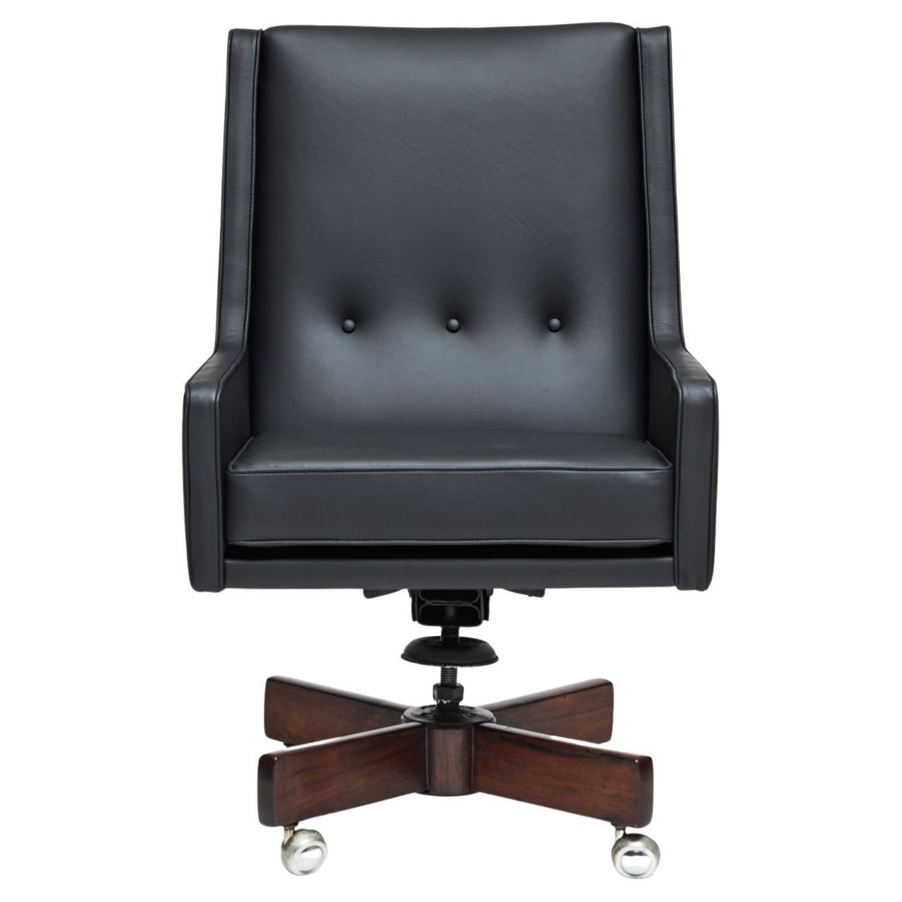 South American Mid-Century Modern Swivel Armchair in Black Leather by Sergio Rodrigues, Brazil