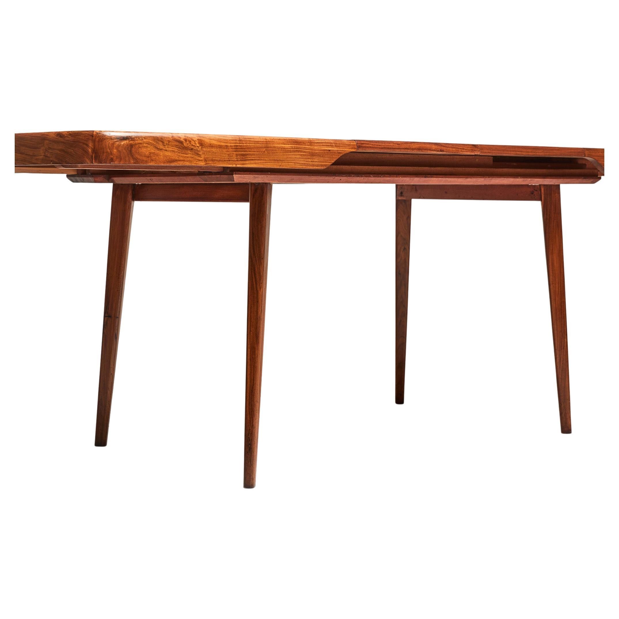 Disponible dès aujourd'hui, cette magnifique table à manger est fabriquée en bois dur massif Caviuna et dispose d'un plateau extensible. Il n'y a presque pas de vis ni de clous, mais uniquement des raccords en bois. Il s'agit d'une table à 6 places