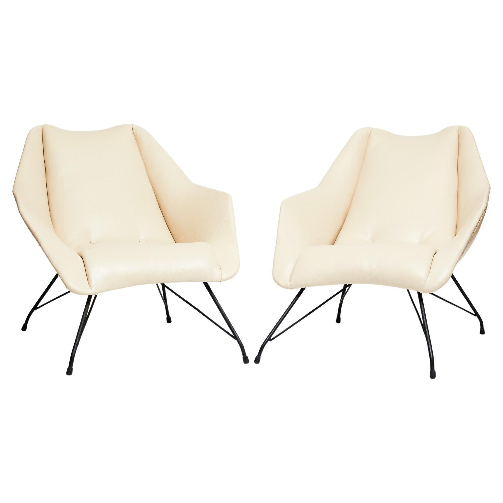 Available now, these Brazilian Modern armchairs in white leather & iron, where designed by Carlo Hauner and manufactured by Forma Moveis in Brazil 1955 and are fabulous! The name of the model is “Concha” (“Shell” in Portuguese), as they resemble an