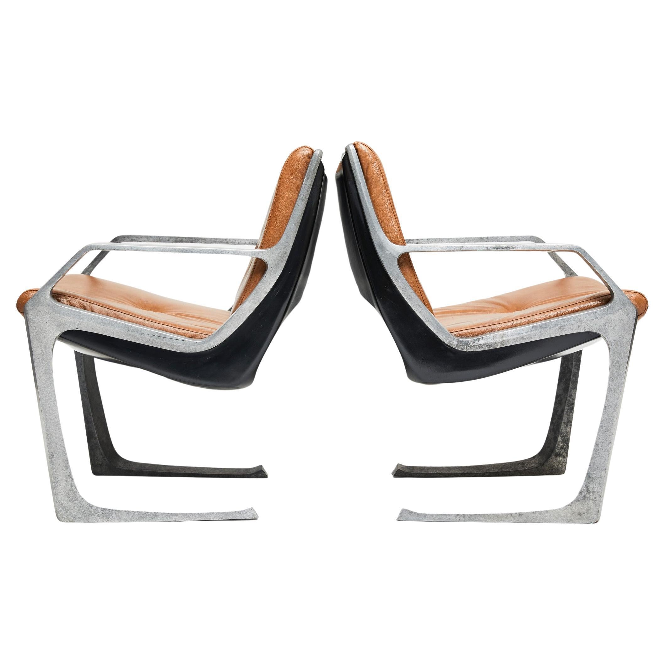 Available now, this Mid-Century Modern armchairs in metal & brown leather were designed by Jorge Zalszupin and manufactured by L’Atelier Moveis in 1970 and are a showstopper! 

The model is called “Fixed Commander” and has become an icon of