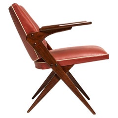 Fauteuil du milieu du siècle dernier en bois et faux cuir rouge de Jose Zanine Caldas, années 1950