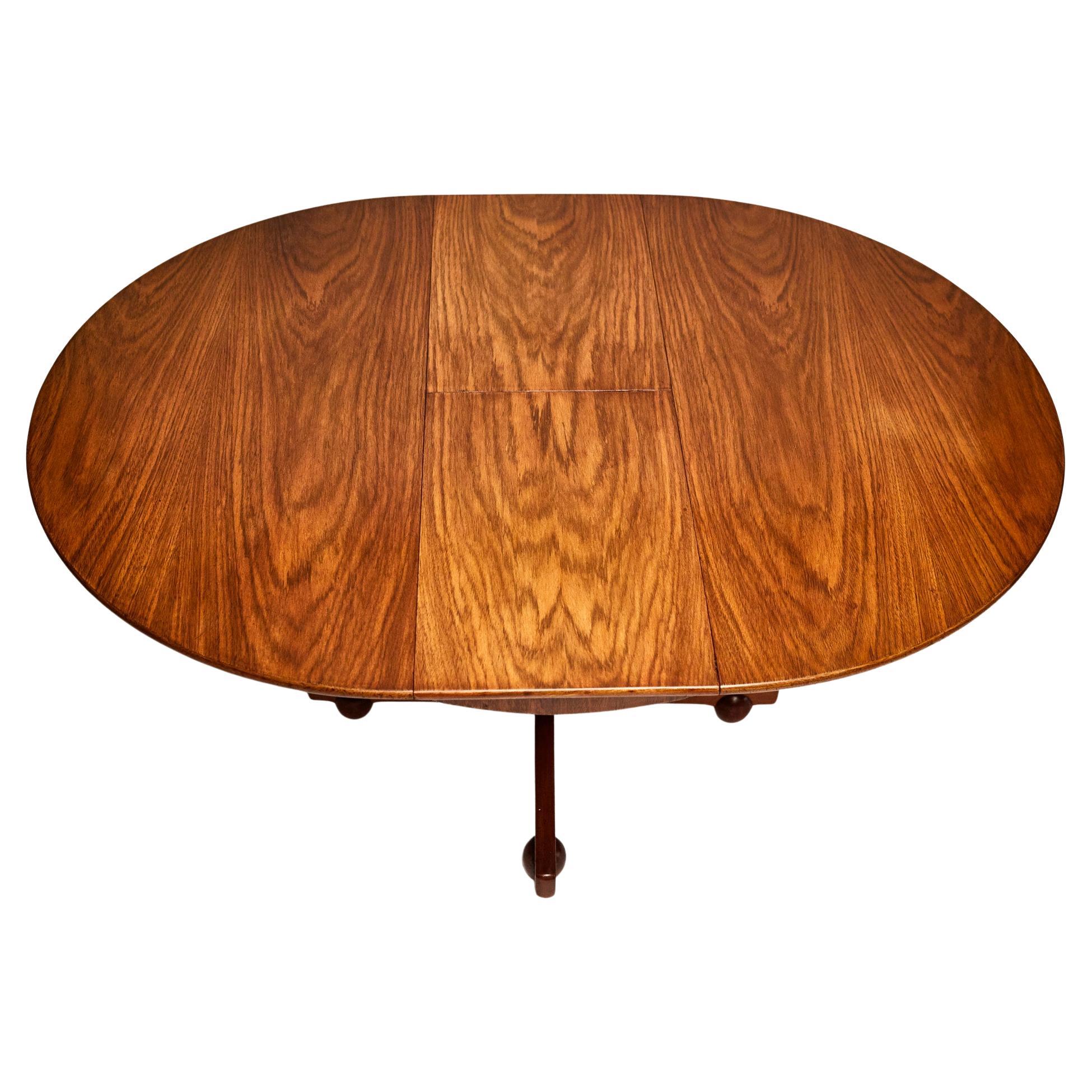 Dieser runde Esstisch aus Hartholz von Geraldo de Barros ist ab heute erhältlich und ich liebe alles an ihm. 

Dieser moderne Tisch aus Hartholz aus der Mitte des Jahrhunderts hat eine ausziehbare runde Platte mit einer Basis in X-Form. Die