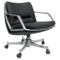 Sillón moderno de mediados de siglo en cuero negro y metal de Jorge Zalszupin, Brasil