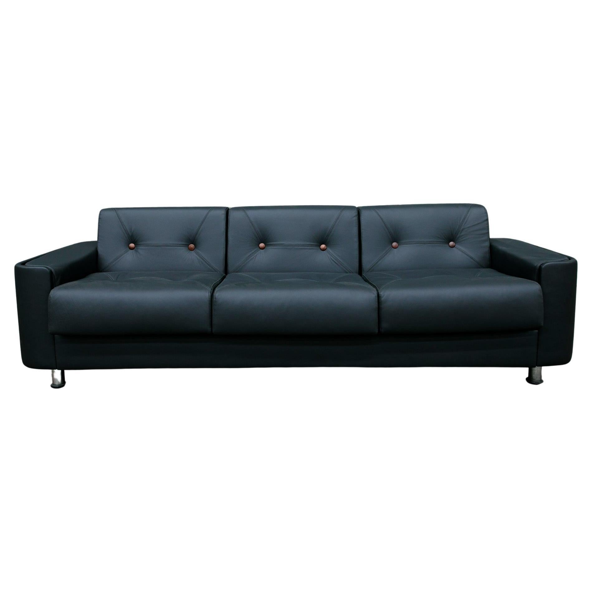 Available now, this very Brazilian Modern sofa in black leather, wood and Chrome designed by Jorge Zalszupin in the seventies is simply spectacular!

This one-of-a-kind three seat sofa is called “Pullman” and features a solid wood structure