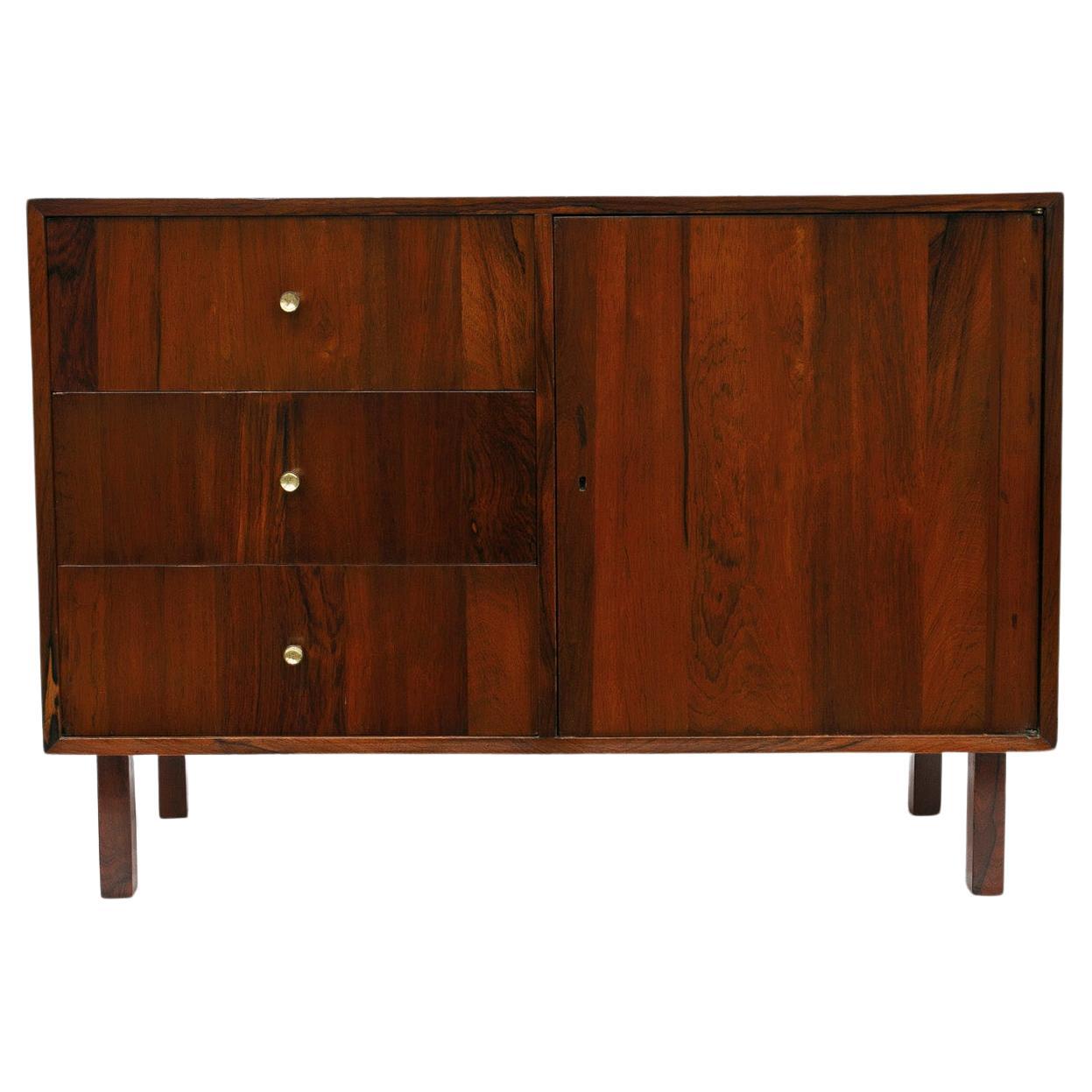 Available today, this Mid-Century Modern chest of drawers made in Hardwood designed by Geraldo de Barros for Unilabor in the fifties is a very rare FIND and is gorgeous!

The chest is entirely made in Brazilian Rosewood, known as Jacaranda and