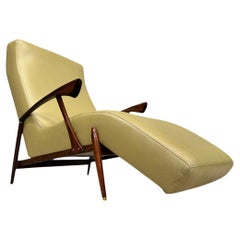 Sillón moderno brasileño en cuero verde, madera dura, latón, años 60, Brasil