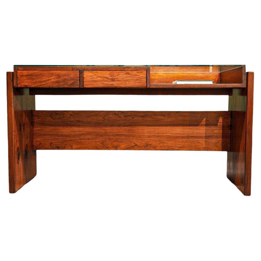 Disponible aujourd'hui, ce bureau moderne du milieu du siècle en palissandre brésilien, connu sous le nom de Jacaranda, conçu par Joaquim Tenreiro pour Bloch Editores en 1966, n'est rien de moins que spectaculaire.

Ce bureau est fabriqué en bois