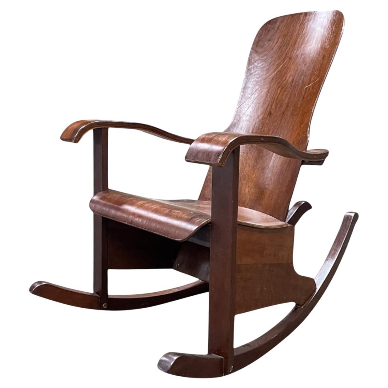 Available today, these Mid-Century Modern rocking chair in Bentwood by Moveis Cimo in Brazil during the fifties decade is magnificent!
 
The curved shapes that provided a differential in style were only possible because Cimo imported the steam