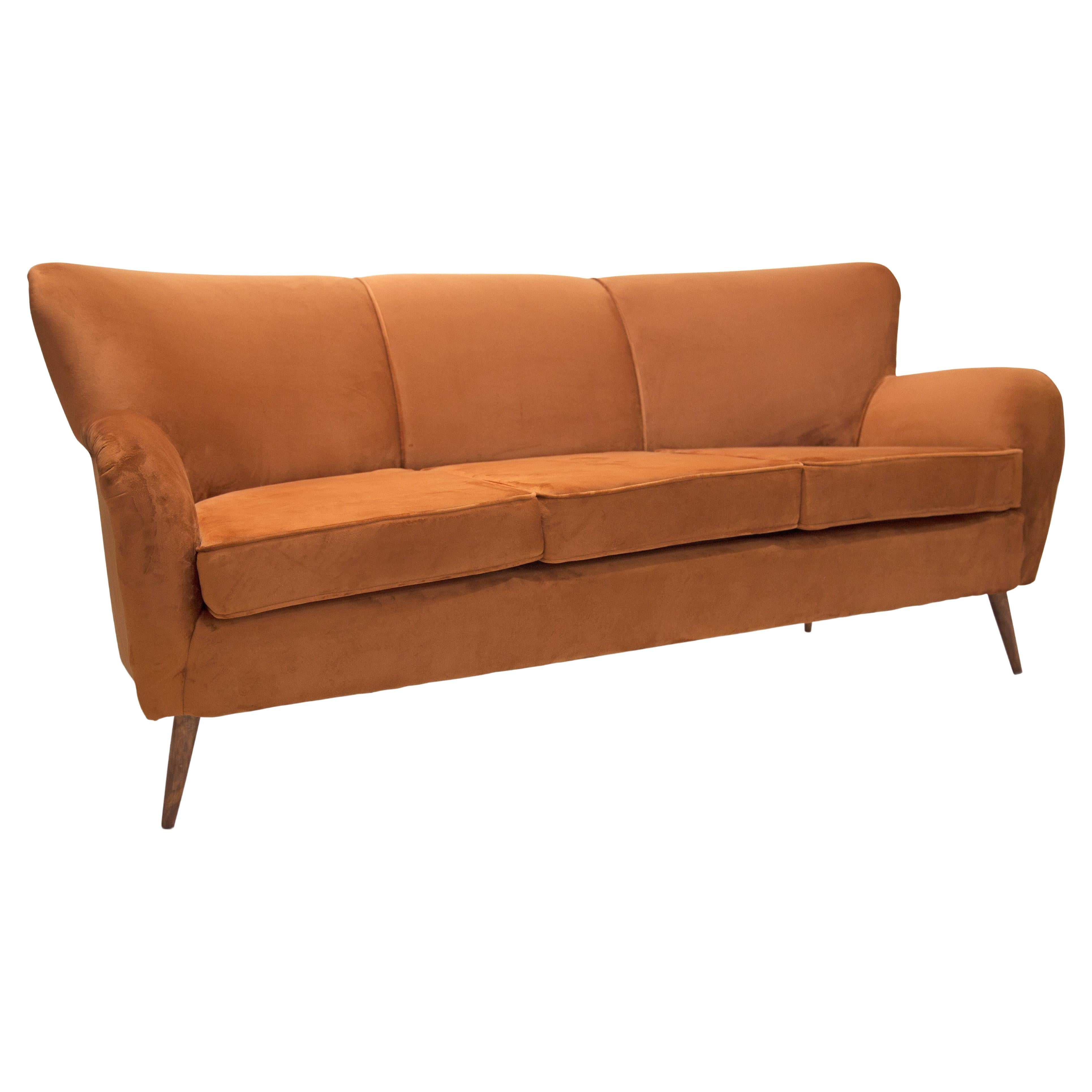 Dieses ab sofort erhältliche Mid Century Modern-Sofa hat eine Struktur aus Hartholz und ist mit ockerfarbenem Samt neu gepolstert. Das Sofa hat eine hohe Rückenlehne und bequeme Armlehnen, die das Sofa nicht nur schön, sondern auch bequem und