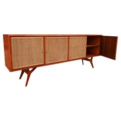 Crédence moderne brésilienne des années 1950 en bois de feuillus et cannage par Forma