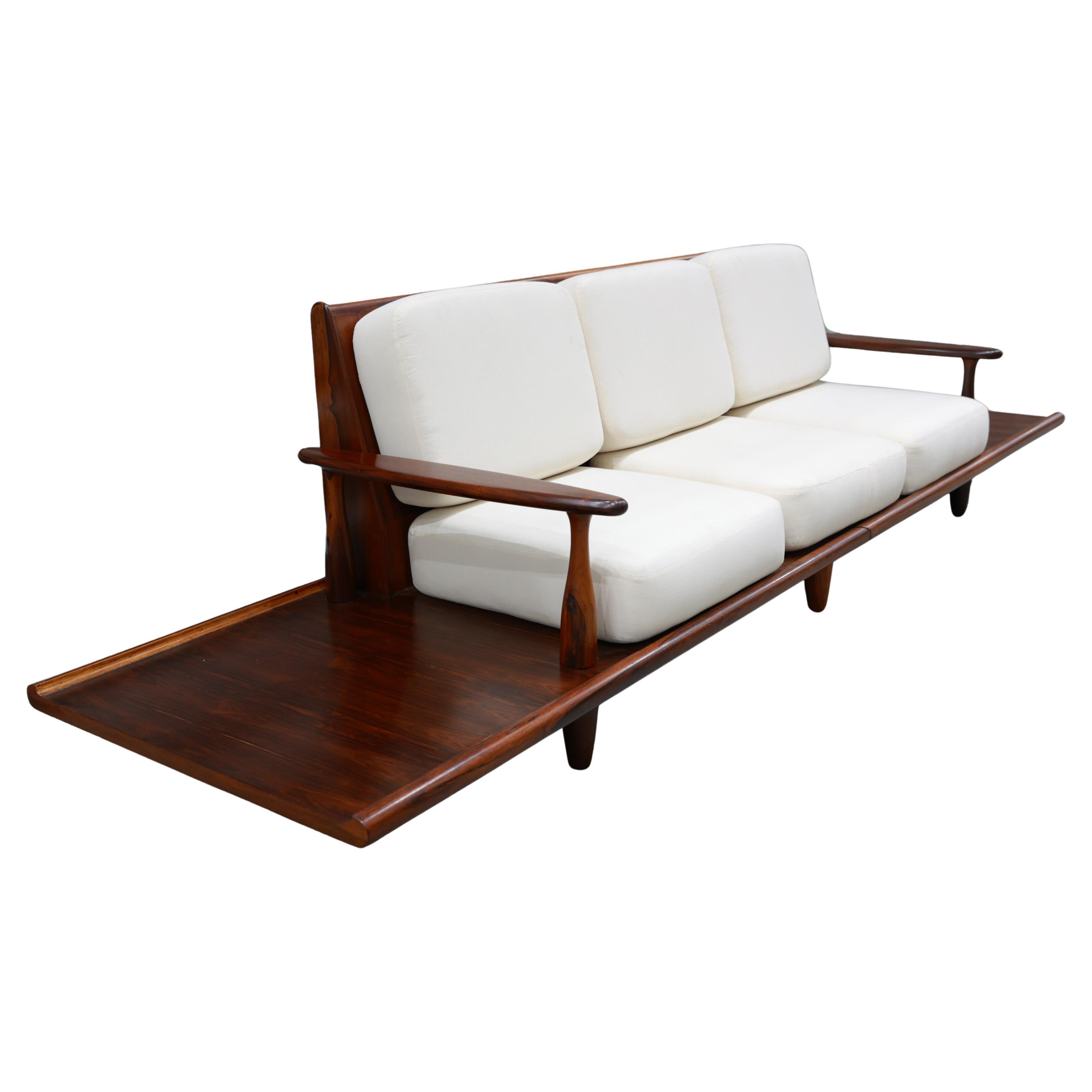 Mid-Century moderno Divano moderno brasiliano in legno duro e boucle di Liceu de Artes, 1960 ca. in vendita