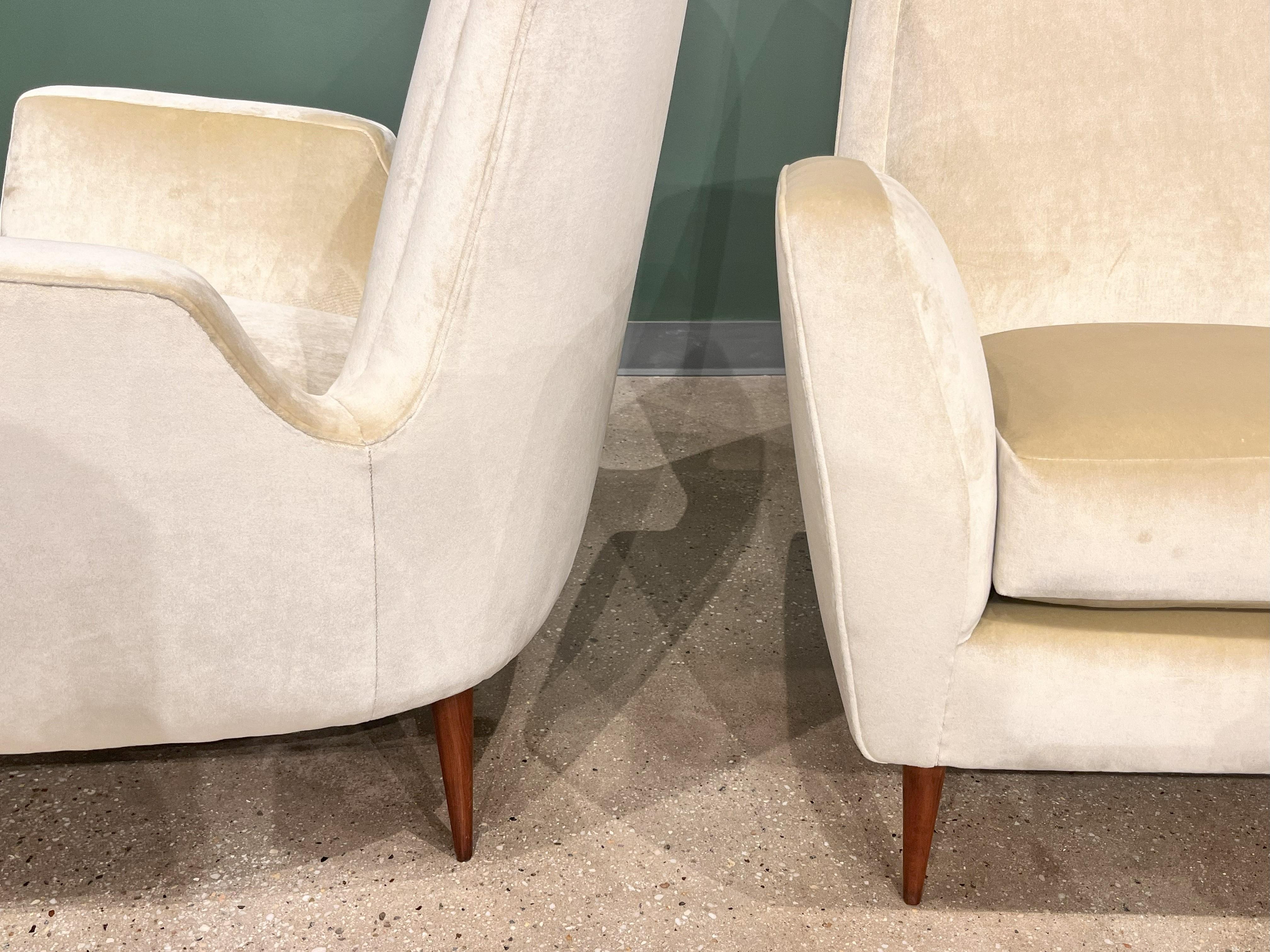 Mid-Century Modern Armchairs in Hardwood & Velvet by Giuseppe Scapinelli, Brazil In Good Condition In New York, NY