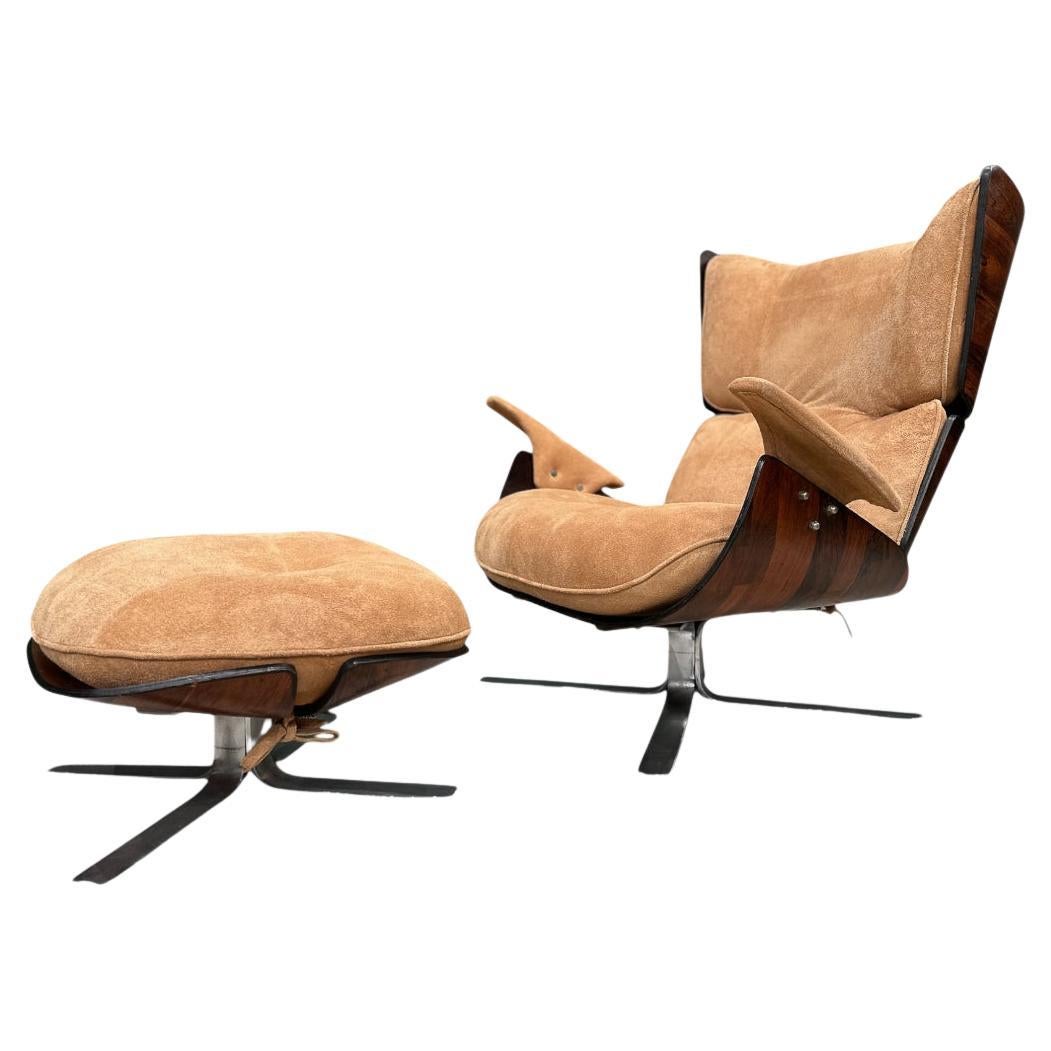La poltrona e il pouf Paulistana sono stati disegnati da Jorge Zalszupin e prodotti dalla sua azienda L'Atelier nel 1959. Dopo aver viaggiato in Europa all'inizio degli anni Sessanta, Zalszupin imparò a utilizzare il compensato, che all'epoca era