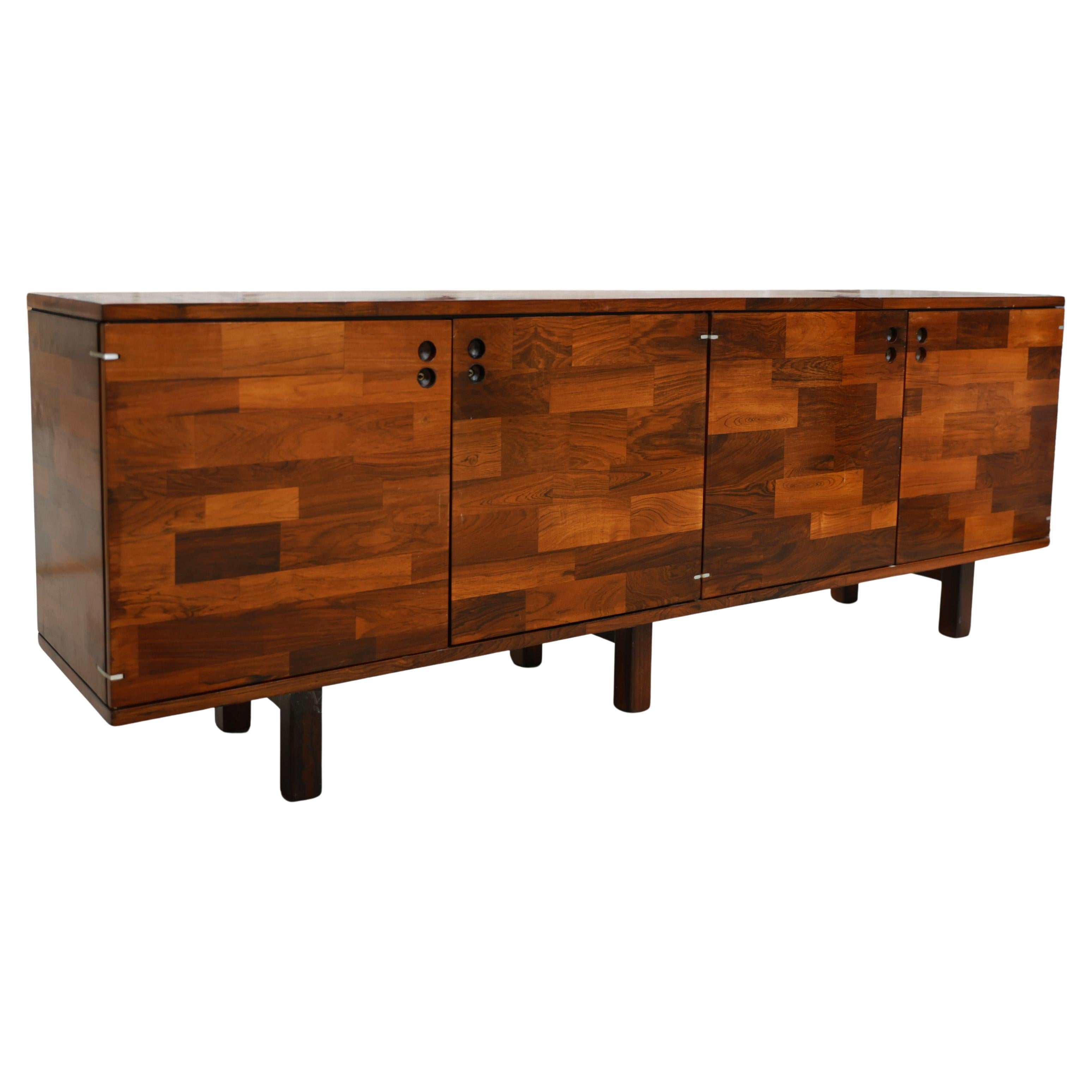 This credenza was designed by Jorge Zalszupin and manufactured by L’Atelier in the 1960s. This piece is part of a whole series of products with modular elements. The buyers could choose how to assemble their own furniture piece by selecting the
