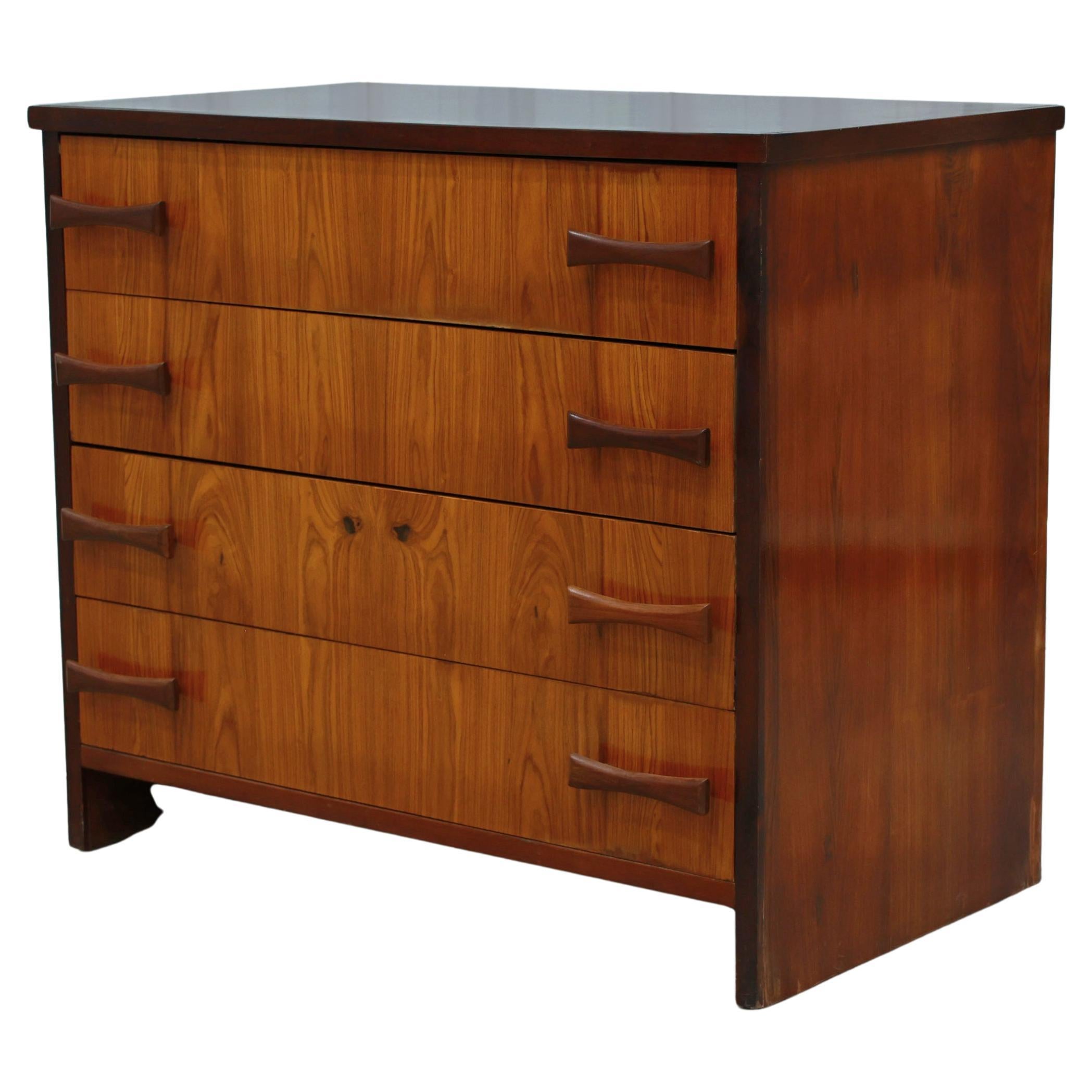 Cette commode est fabriquée en bois de Caviuna et comporte quatre tiroirs coulissants avec des poignées en bois de chaque côté. Le bois de cette pièce présente une couleur et un motif magnifiques et a été restauré pour être en excellent état. Si