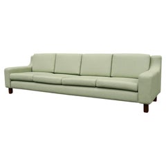 Canapé moderne brésilien en tissu vert et bois dur, Sergio Rodrigues, 1960