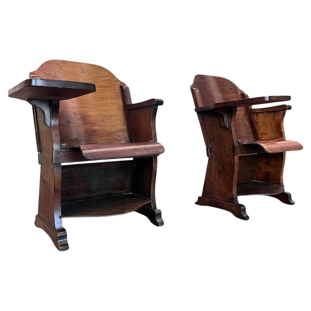 Disponible aujourd'hui, cette paire de fauteuils d'auditorium modernes brésiliens en bois de bentley, A.I.C., vers les années 1950, n'est rien moins que spectaculaire. 

Les chaises sont entièrement fabriquées en bois courbé. Chaque chaise dispose