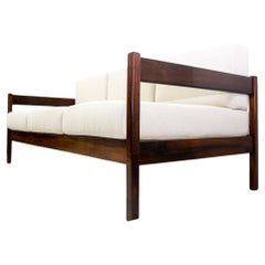 Canapé moderne brésilien en bois dur et tissu blanc par Celina Decoracoes, vers les années 1960