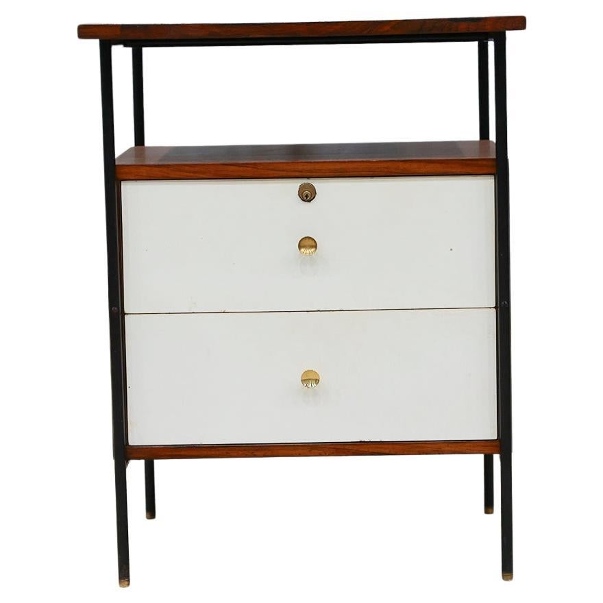 Dieser brasilianische Beistelltisch aus der Mitte des Jahrhunderts aus Metall, Hartholz und Formica von Geraldo de Barros für Unilabor, ca. 1950, ist ab heute erhältlich, inklusive Versand im Großraum NYC, und er ist einfach wunderschön! 

Dieser