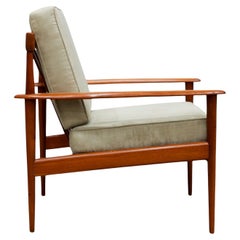 Sillón Grete Jalk de madera noble y ultra ante beige, Rino Levi, 1960