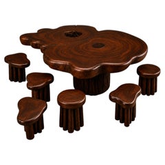 Tavolo scultoreo in stile moderno brasiliano con 6 sgabelli coordinati in legno di recupero, 1975