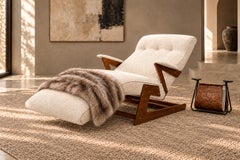 Moderne brasilianische Chaise-Longue aus Sperrholz und cremefarbenem Bouclé, 1950er Jahre