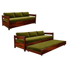 Divano e letto da giorno brasiliano moderno due in uno in legno di palissandro in mohair color oliva, Celina