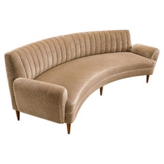 Modernes brasilianisches, skulptural geformtes Sofa aus Mohair und Caviúna-Holz, 1960er Jahre