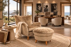 Sillón moderno brasileño con otomana, de madera maciza y chenilla color topo, de Carlo Hauner