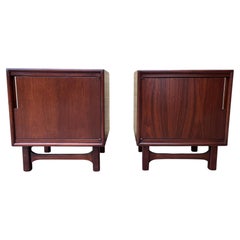 Una coppia di comodini in stile Mid-Century Modern restaurati, realizzati da Cavalier Furniture. Anni ’60