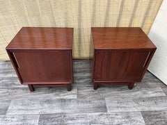 Una coppia di comodini in stile Mid-Century Modern restaurati, realizzati da Cavalier Furniture. Anni ’60