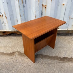 Table d'appoint / porte-revues danois de style « Mid-Century Modern » par FBJ Mobler. Circa 1970
