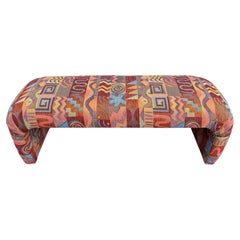 Banc postmoderne rembourré à dossier en cascade, signé Lazar Industries East. Circa 1980