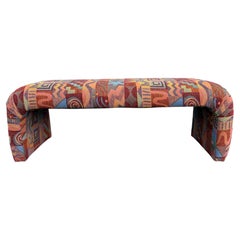 Banc postmoderne rembourré à dossier en cascade, signé Lazar Industries East. Circa 1980