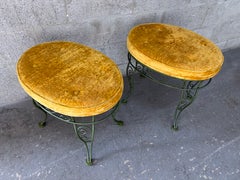 Una coppia di panche/poggiapiedi vintage in ferro battuto in stile Mid-Century Modern. A.I.C.