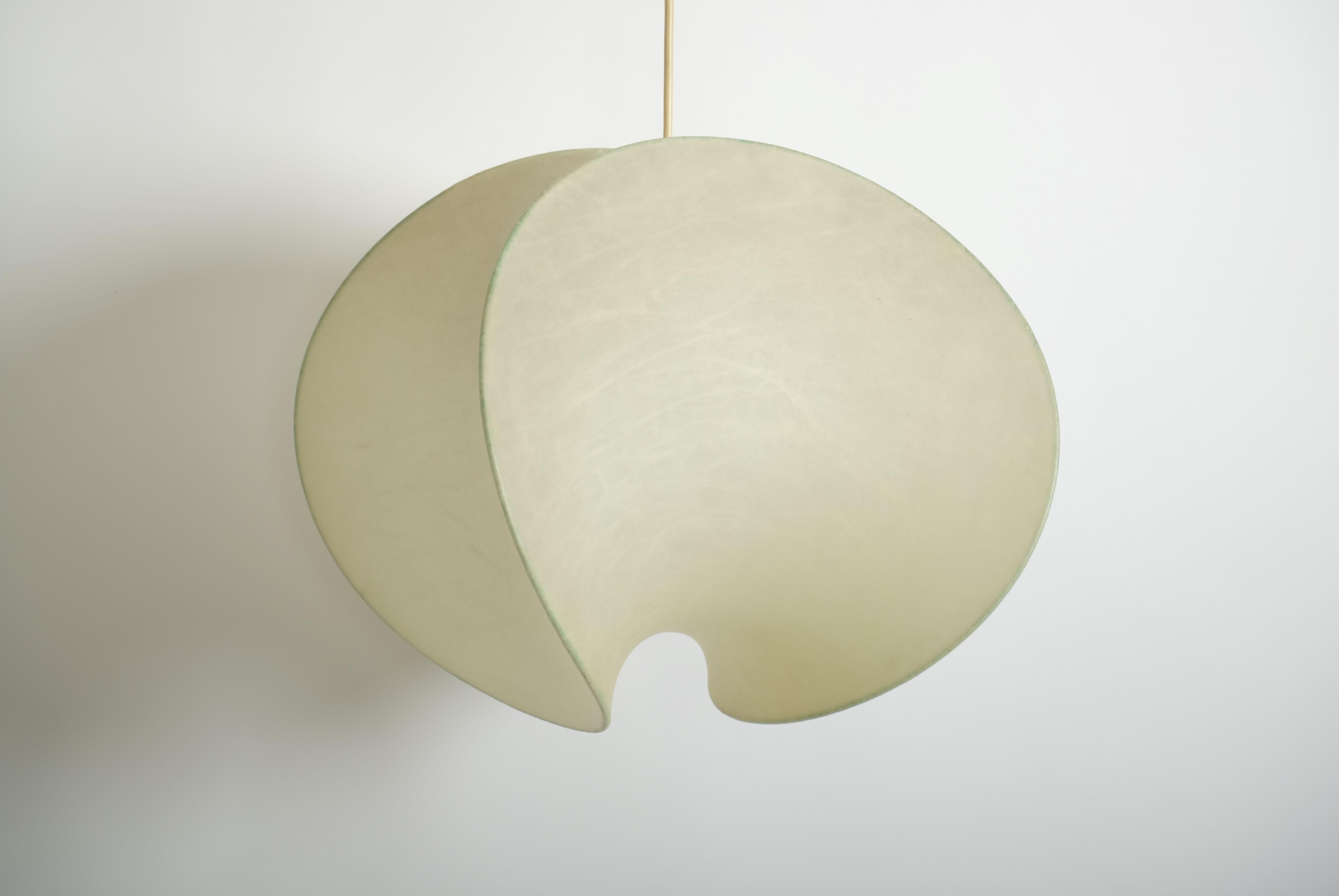 Una lampada a sospensione a forma di bozzolo realizzata da Goldkant, modello 