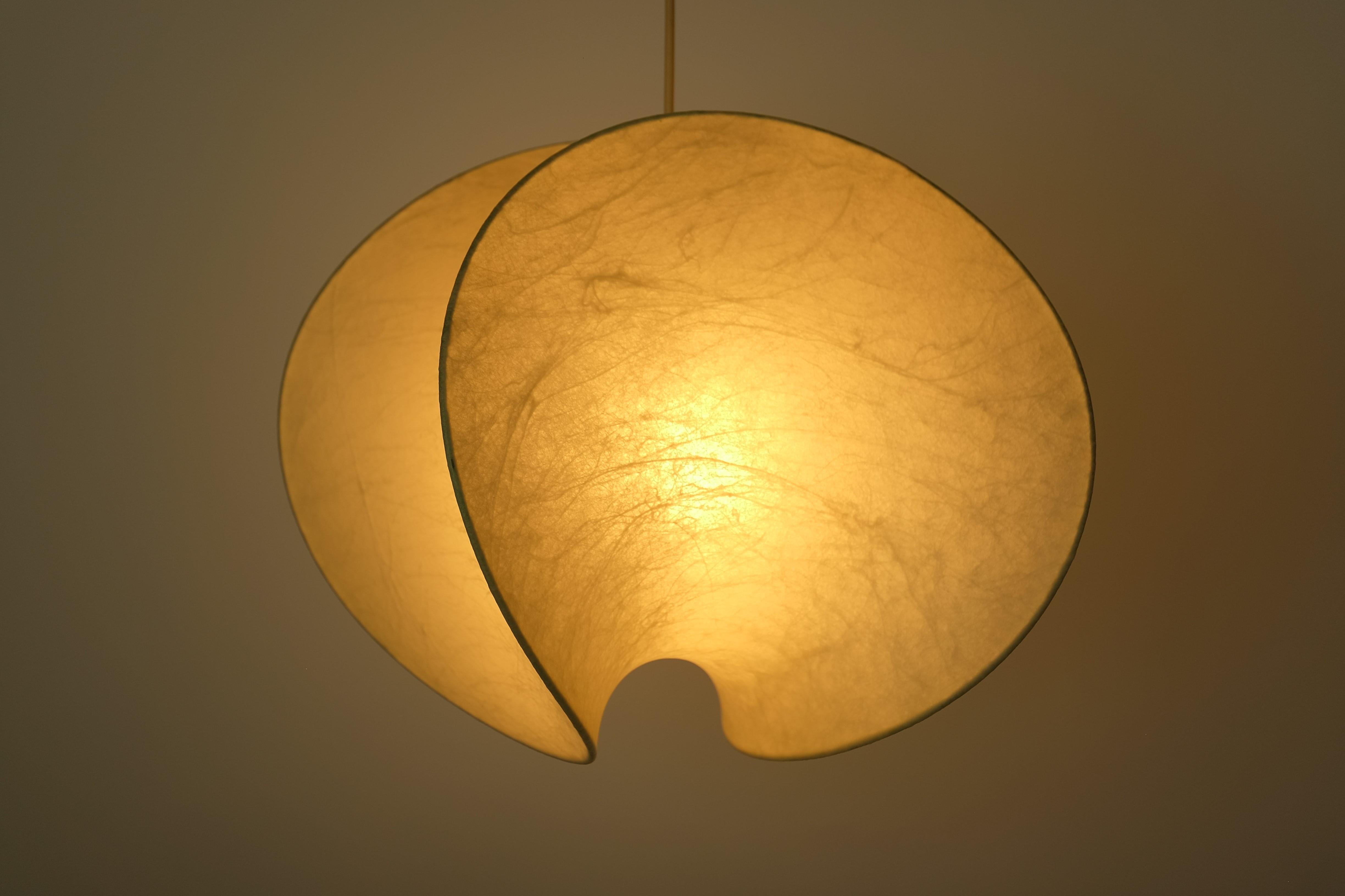 Mid-Century moderno Lampada a sospensione a forma di bozzolo Orsa di Goldkant, Germania, metà del secolo 1960 in vendita