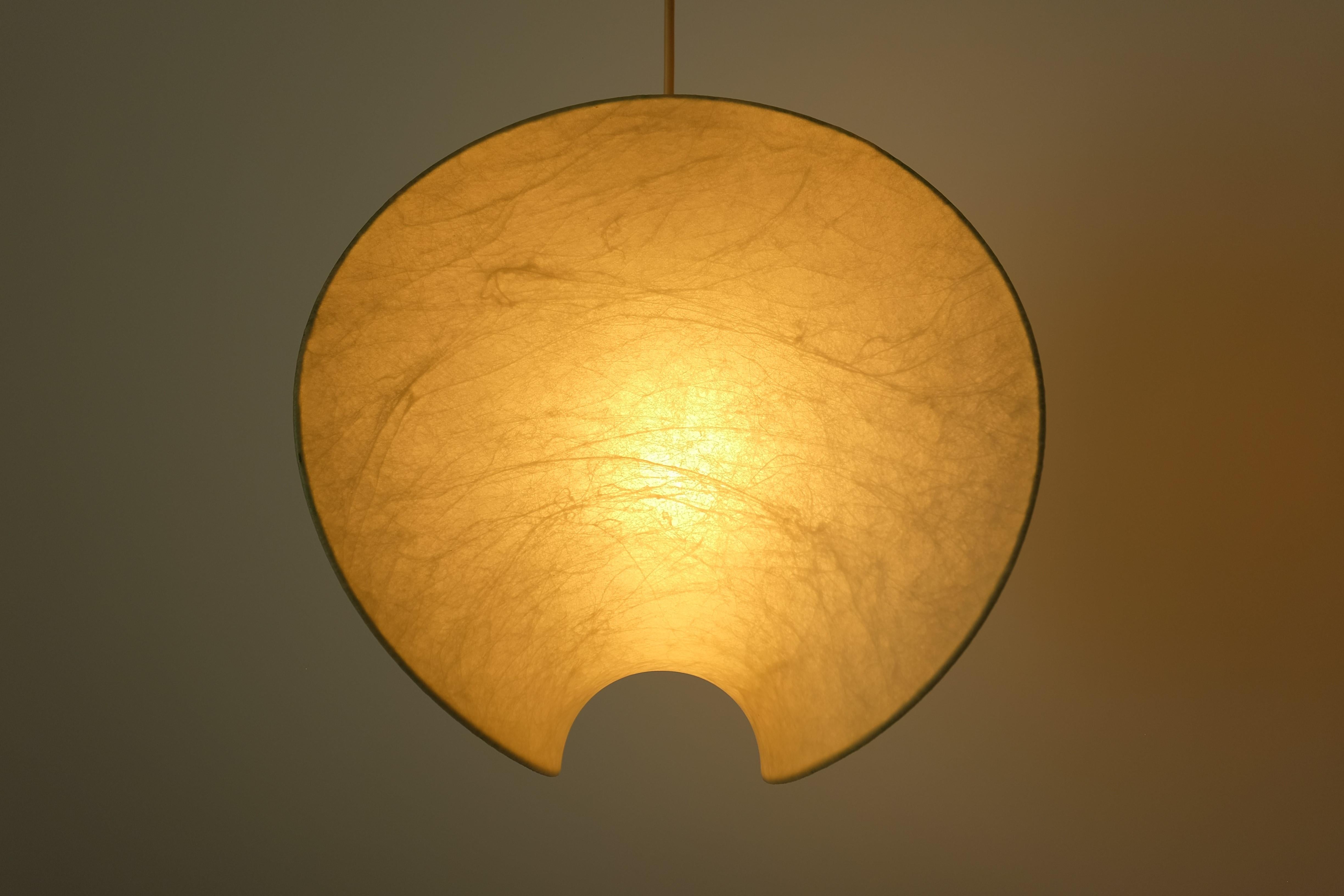 Metà XX secolo Lampada a sospensione a forma di bozzolo Orsa di Goldkant, Germania, metà del secolo 1960 in vendita