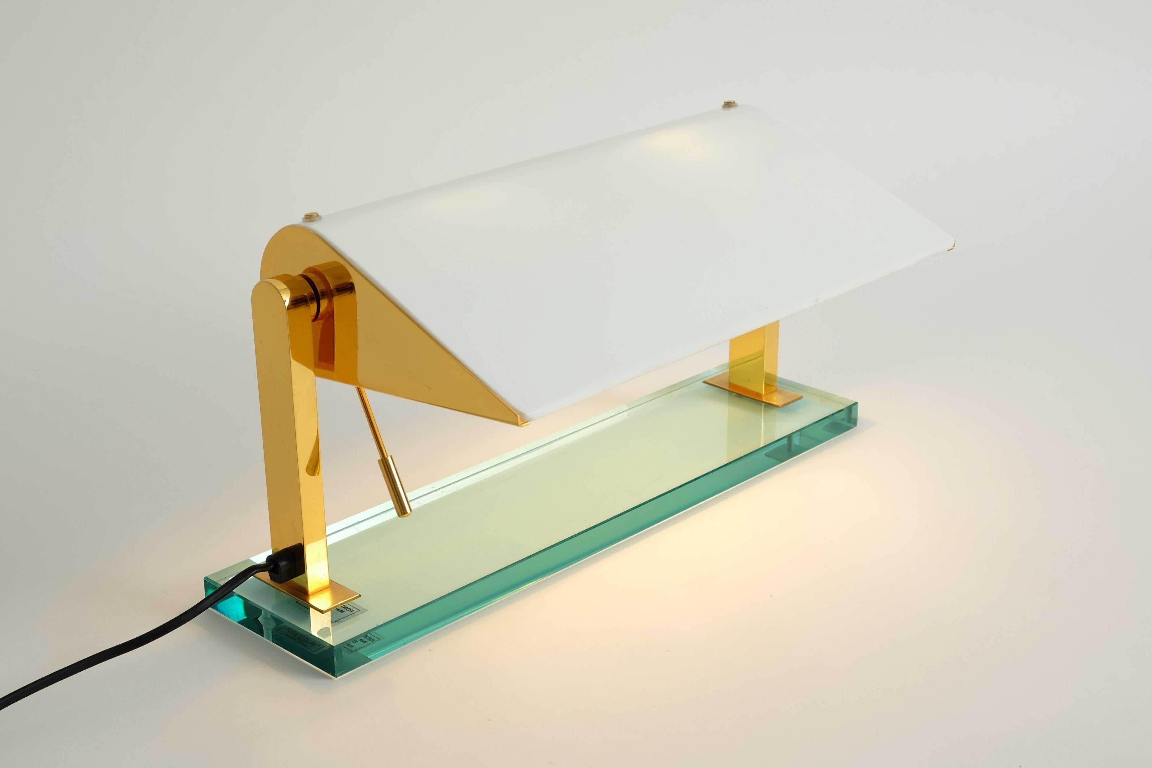 Impresionante lámpara de escritorio Pietro Chiesa fabricada por Fontana Arte tipo 0836, Italia.

Fabricada con la característica base de cristal verde de Fontana Arte, un marco de latón y una pantalla de opalina blanca regulable mediante