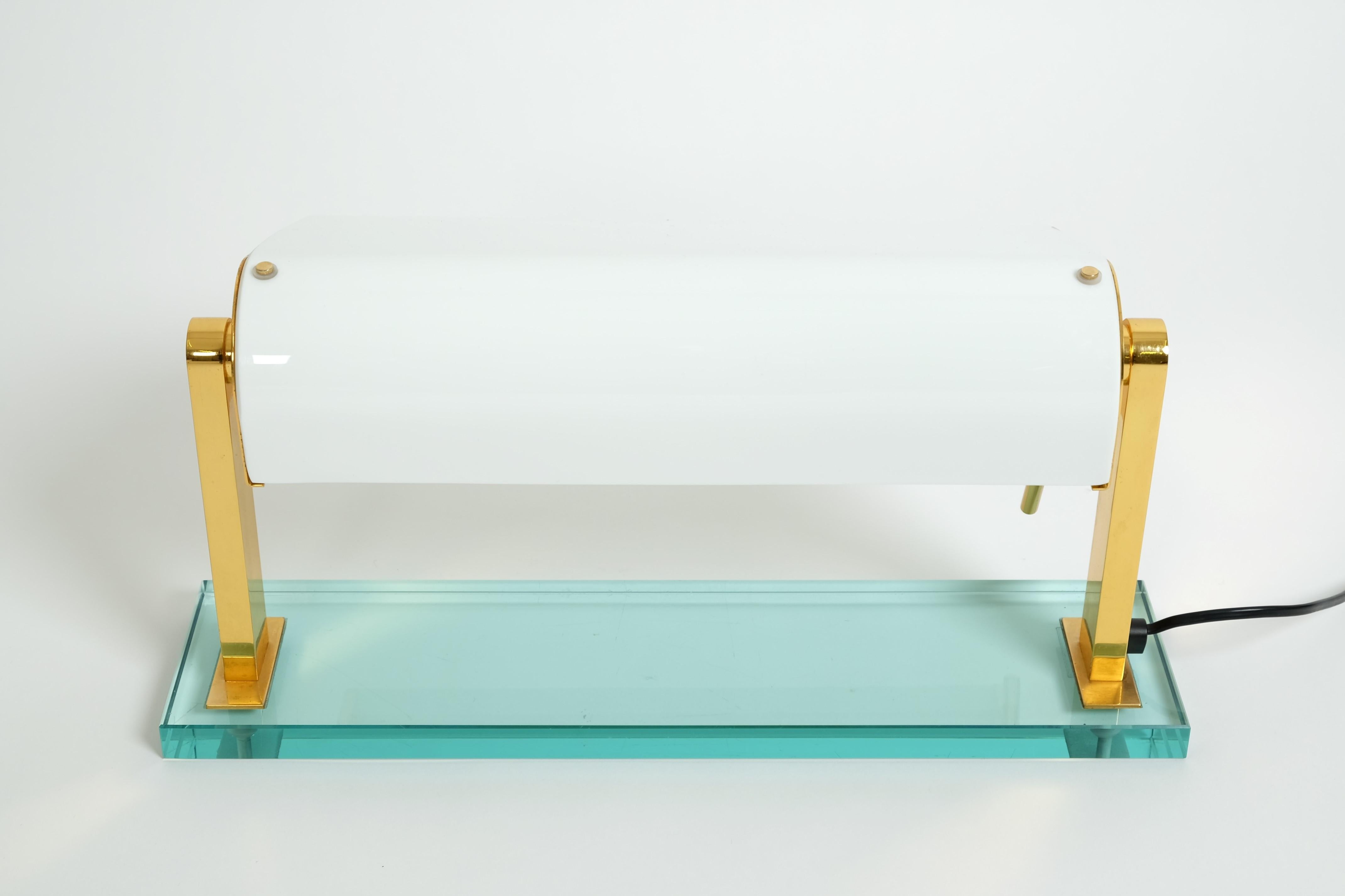 Lámpara de mesa de Pietro Chiesa para Fontana Arte Mod. 0836 Latón Vidrio, Italia Vidrio opalino en venta