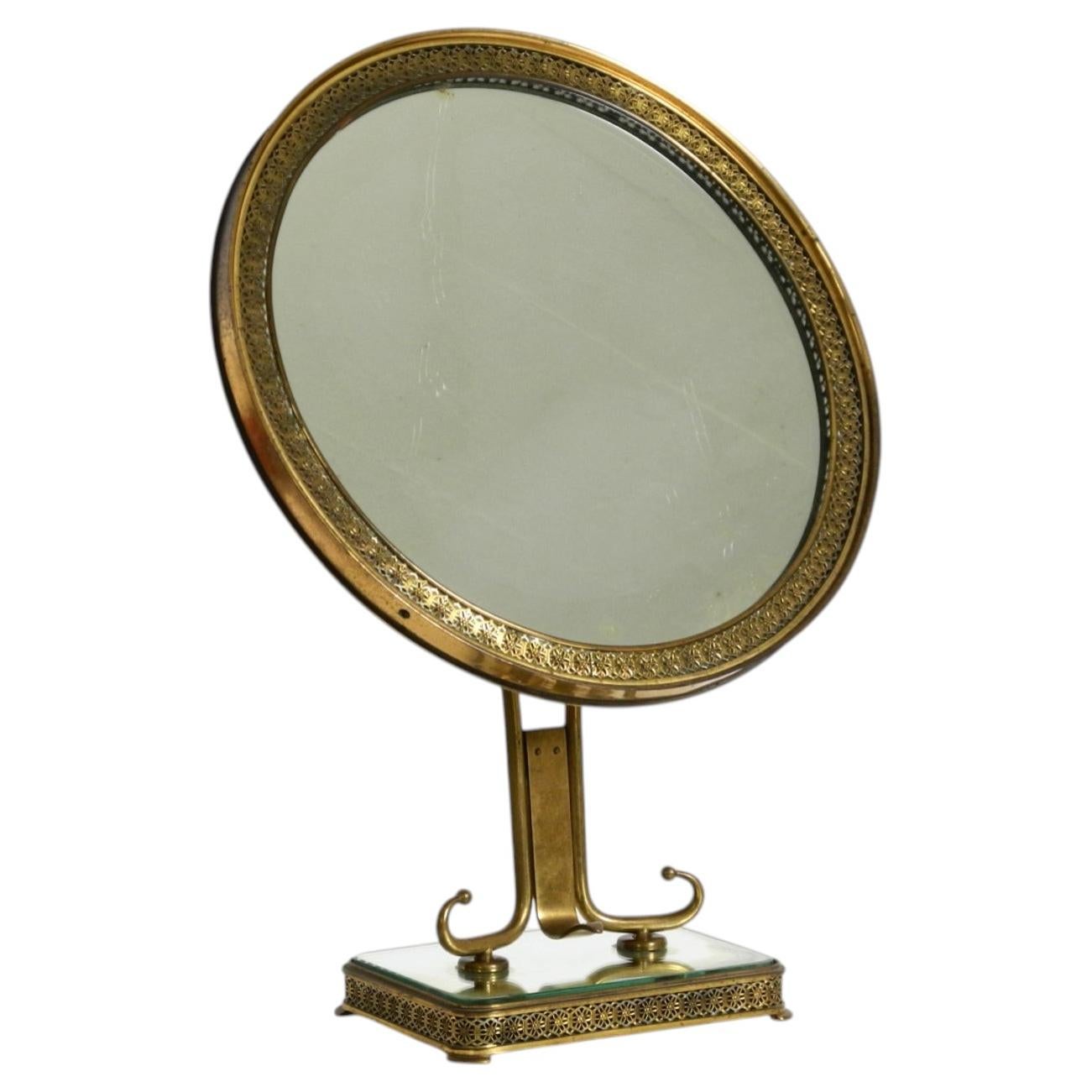 Precioso gran espejo de mesa italiano de latón de mediados de siglo en venta