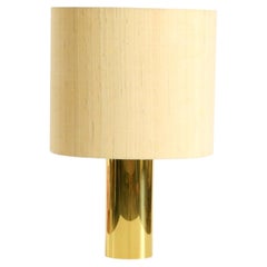 Una lampada da tavolo in ottone degli anni ’70, davvero rara, grande e pesante, con un paralume in seta selvaggia