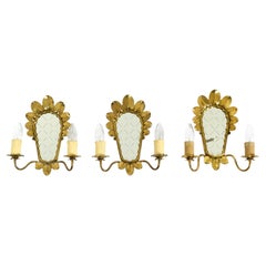 Un set di tre bellissime e rare lampade da parete in ottone in stile mid-century modern con specchi
