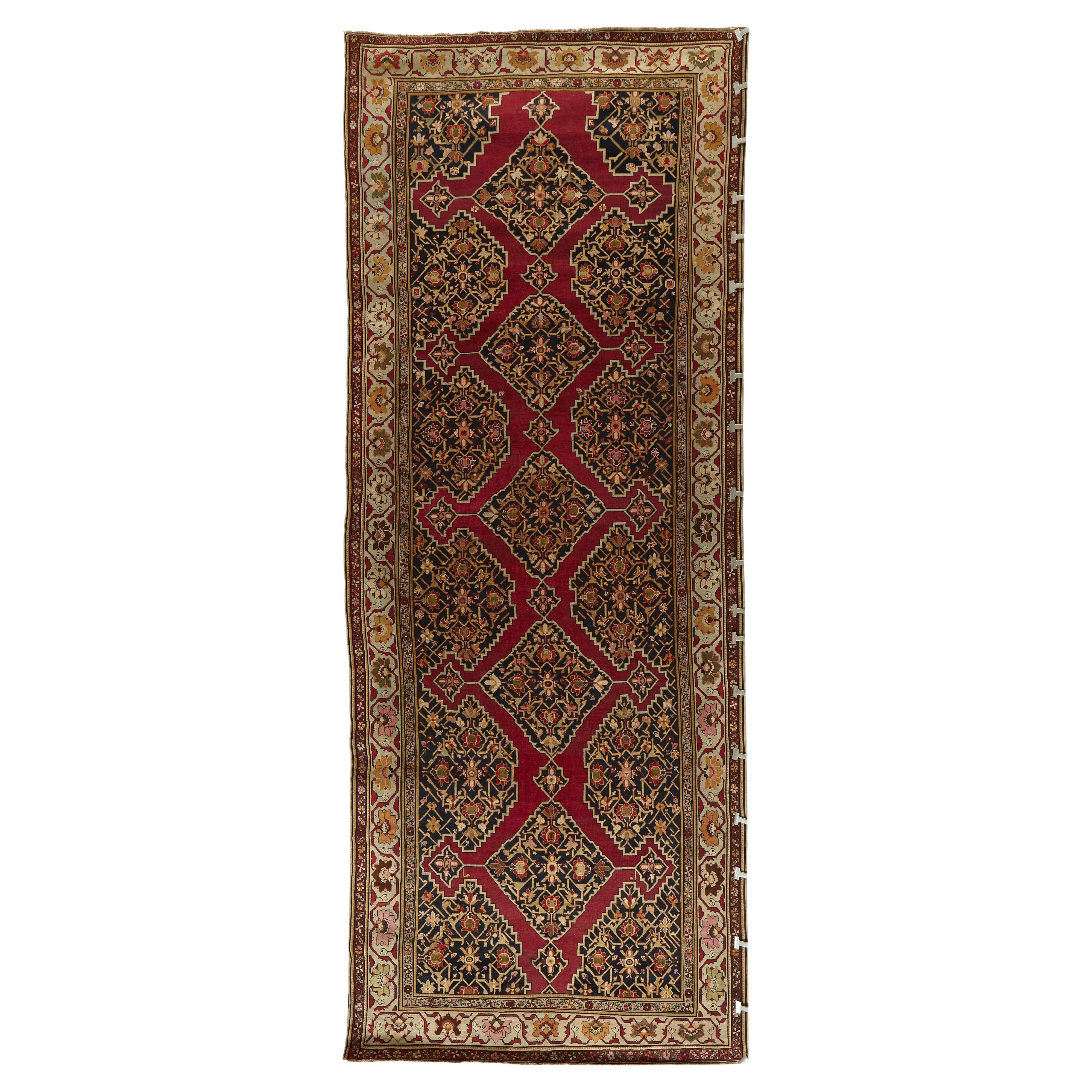 Attraktiver antiker Karabagh Gallery-Teppich im Angebot