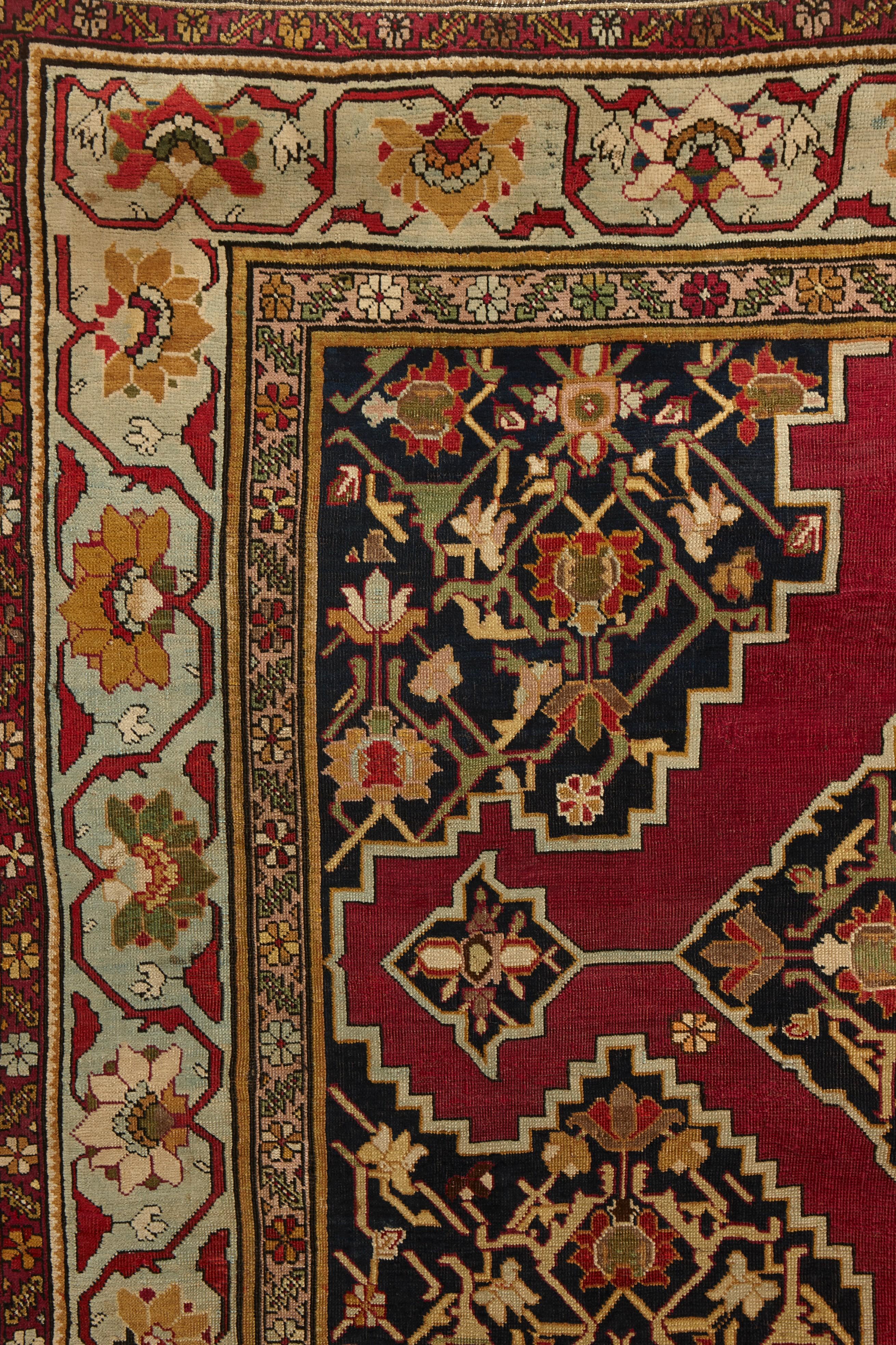 Attraktiver antiker Karabagh Gallery-Teppich (Handgeknüpft) im Angebot