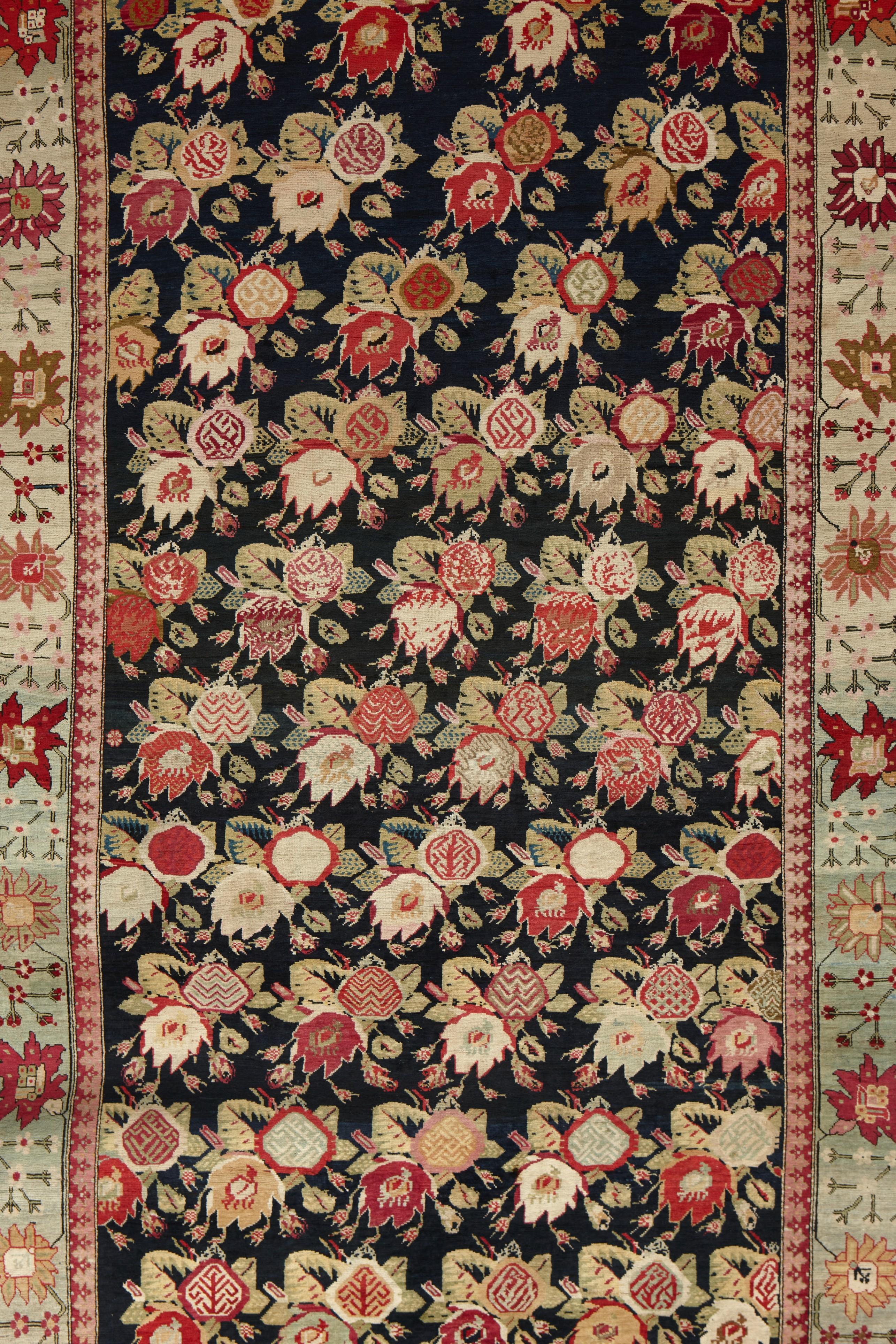 Eleganter floraler antiker Karabagh Gallery-Teppich im Zustand „Hervorragend“ im Angebot in Beirut, LB