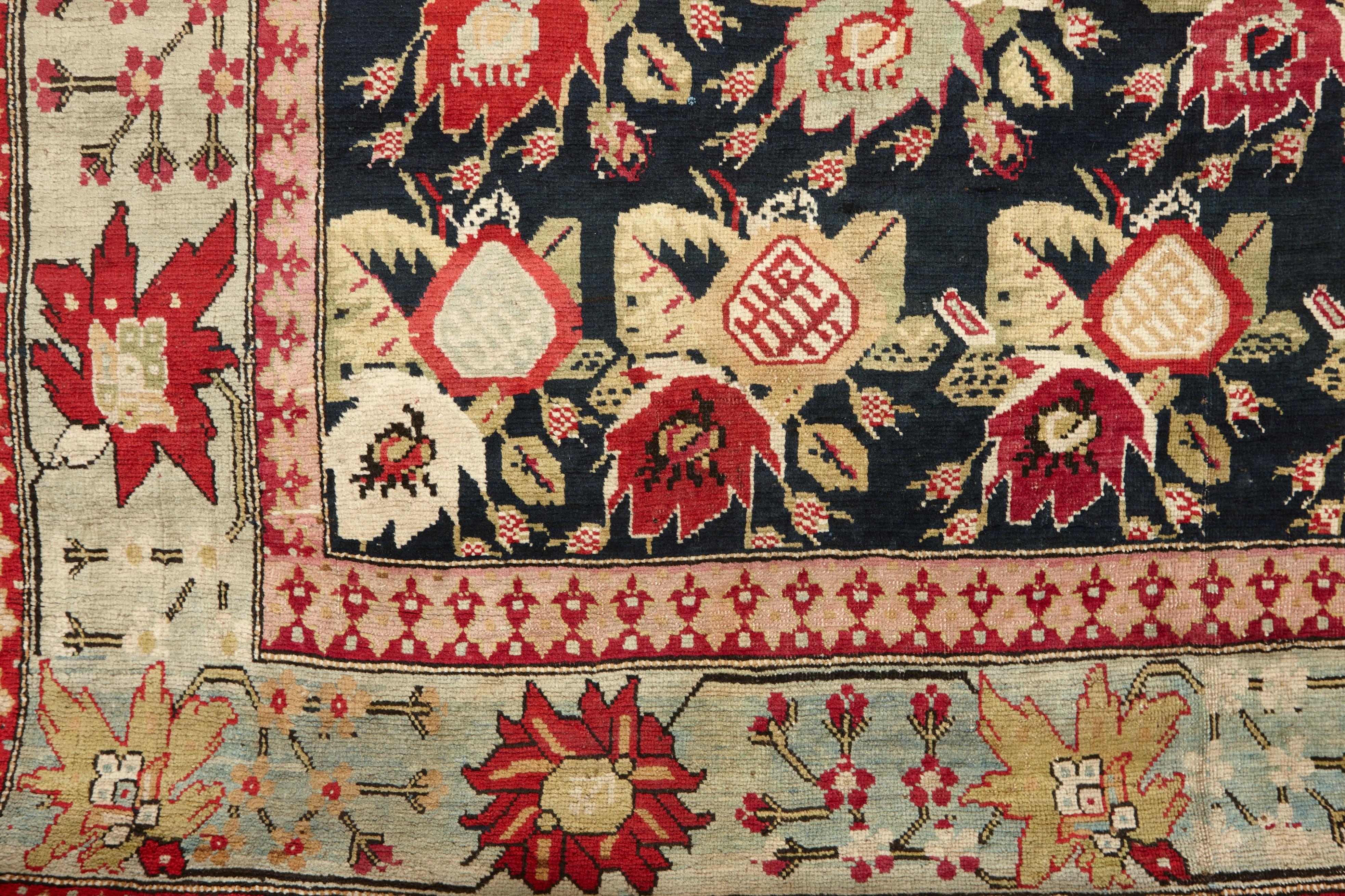 Eleganter floraler antiker Karabagh Gallery-Teppich (Armenisch) im Angebot