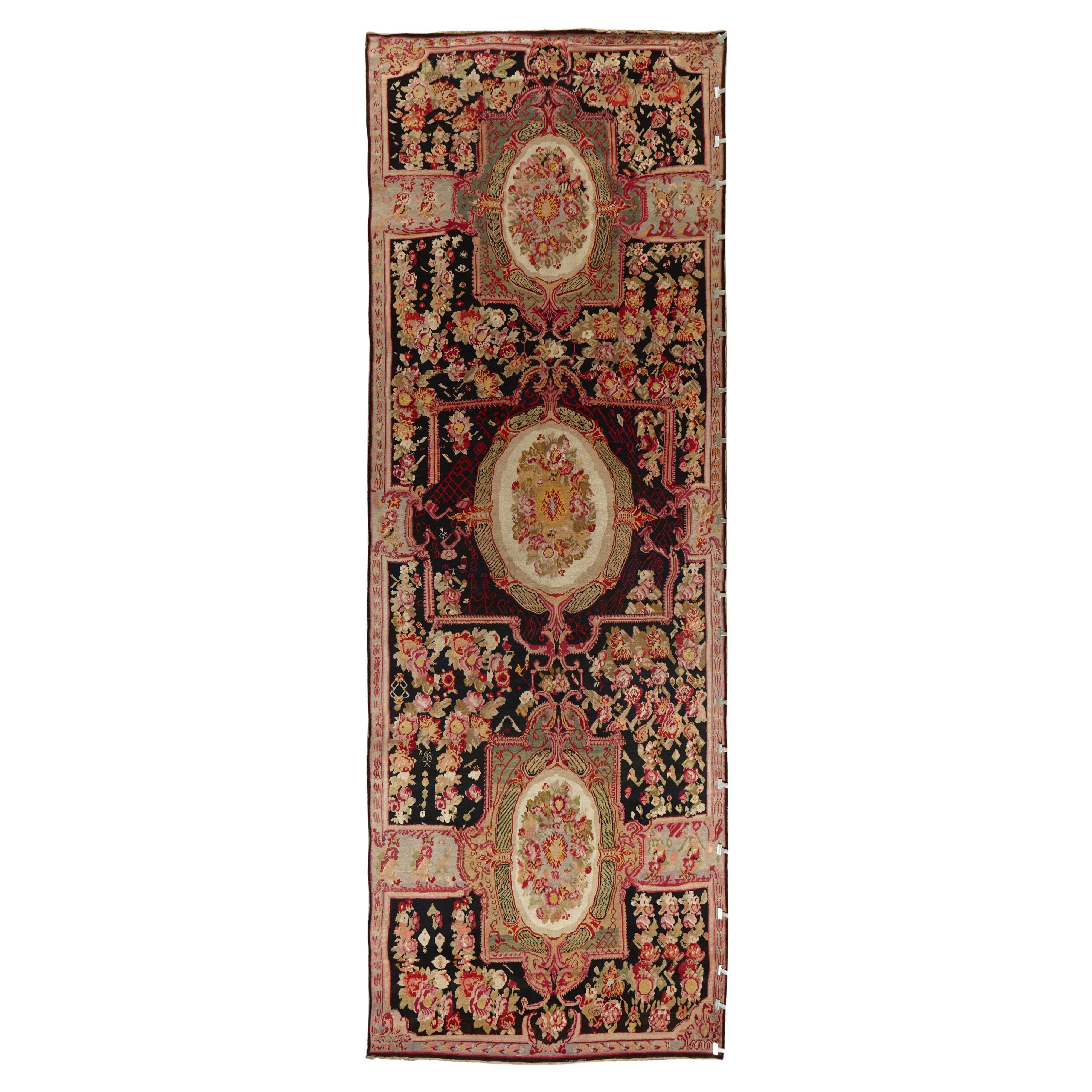 Eleganter Savonnerie-Design Antiker Karabagh Gallery-Teppich